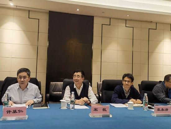 对于拜仁而言，他们渴望从球员身上获取利润，以确保俱乐部的长远发展，皇马方面则相信拜仁会愿意谈判一个合理的价格，尤其是在球员仅剩一年合同的情况下。